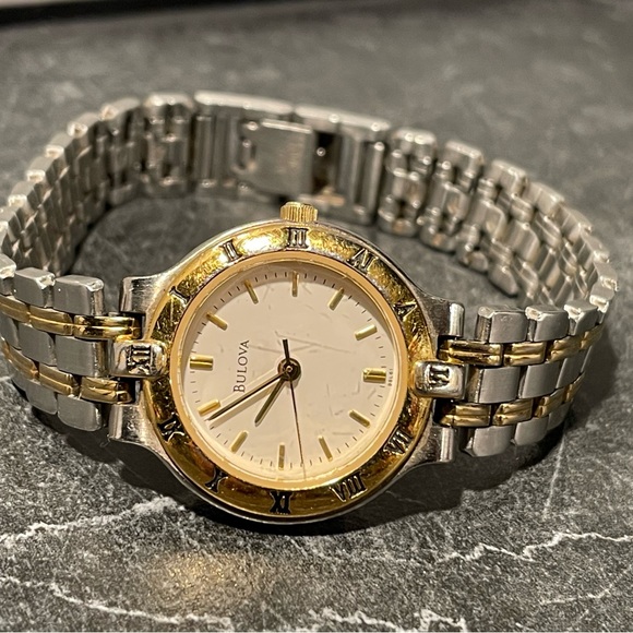 Bulova Watch not keeping time sold as is. - Picture 5 of 6